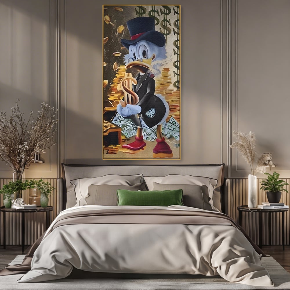 Tablou canvas cu tablou canvas cu scrooge duck si bani, in rama de aluminiu auriu, pe perete intr-un dormitor